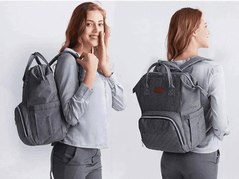 Bolsa Mochila Maternidade LeQueen – Praticidade, Estilo e Conexão USB para o Dia a Dia com o Bebê