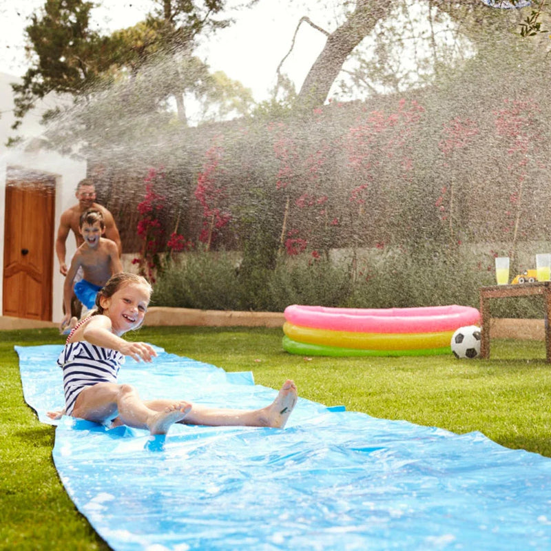 Escorregador com Jato de Água – Diversão Refrescante para os Dias de Calor!