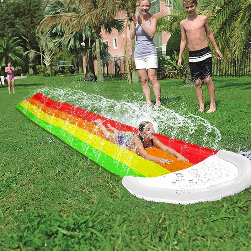 Escorregador com Jato de Água – Diversão Refrescante para os Dias de Calor!