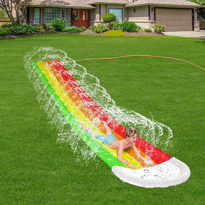 Escorregador com Jato de Água – Diversão Refrescante para os Dias de Calor!
