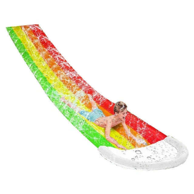Escorregador com Jato de Água – Diversão Refrescante para os Dias de Calor!